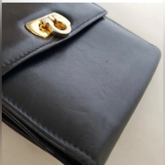 Salvatore Ferragamo Gancini
Wallet Card Bill Coin Black
Leather Medium Kisslock - Picture 12 of 14